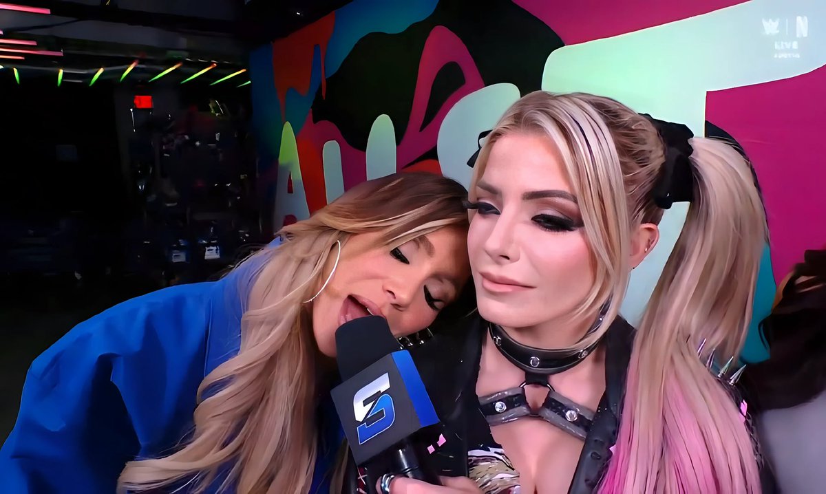 woahalexabliss's tweet image. Just @MsCharlotteWWE forgetting about the gigantic spikes on @AlexaBliss_WWE’s shoulder 😭😭😭 #SmackDown