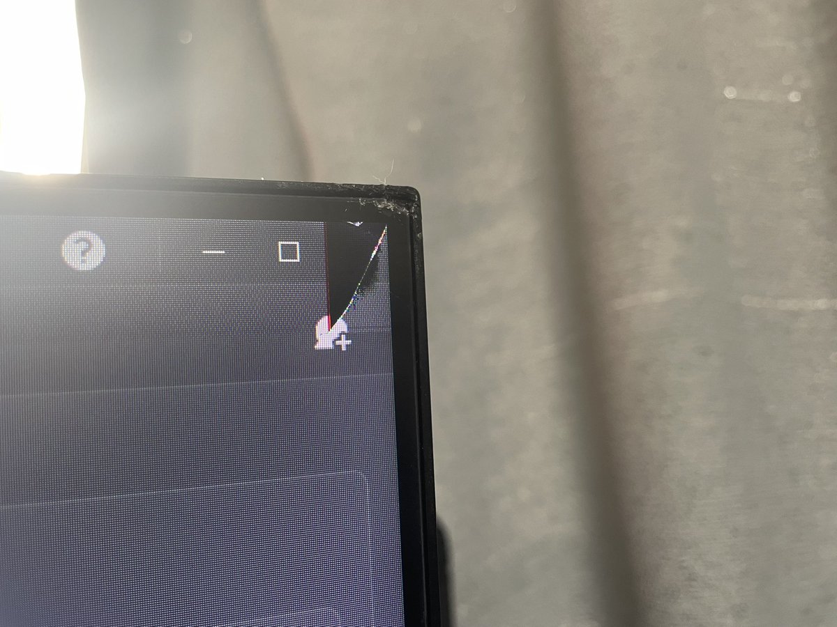 猫がよくサブモニターかじってたけどついにいかれた