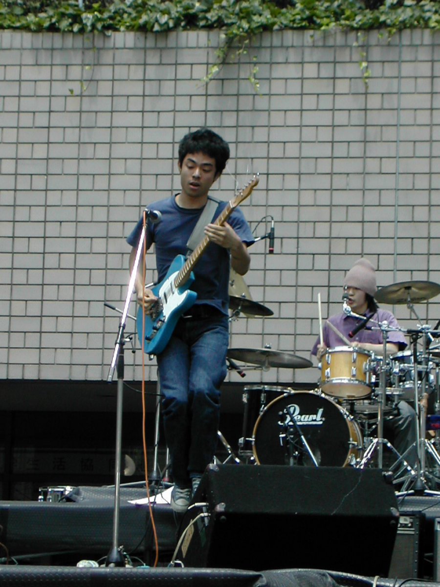 水色のシンライン、極太メイプルネックに交換してフレット擦り合わせ、ナットはEarvanaナット、ピックアップはDimazio のArea-T ノイキャンを直列でなく並列で配線、ブリッジは比重重めのシルバーニッケルにして完成。水色ボディ+メイプルネックのテレキャス、は原点回帰。写真は2003頃？の大学祭？