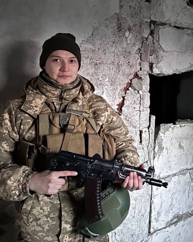BHalaida's tweet photo. ПРОШУ РЕПОСТ

Мій друг Антон Савва, студент політології пішов до ЗСУ у 2022 році, він майже з перших днів там, де багато з нас не бувають і дай Боже щоб і не опинялись. Антона вдома чекає його кохана дружина Христина. Вони кожен день на зв’язку. 
Чи втомився Антон? Так, звичайно. https://t.co/UsHh0a4kEW