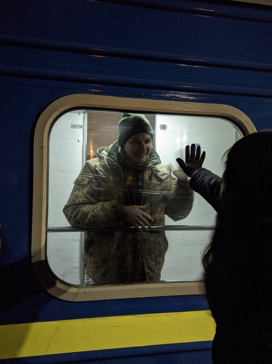 BHalaida's tweet photo. ПРОШУ РЕПОСТ

Мій друг Антон Савва, студент політології пішов до ЗСУ у 2022 році, він майже з перших днів там, де багато з нас не бувають і дай Боже щоб і не опинялись. Антона вдома чекає його кохана дружина Христина. Вони кожен день на зв’язку. 
Чи втомився Антон? Так, звичайно. https://t.co/UsHh0a4kEW