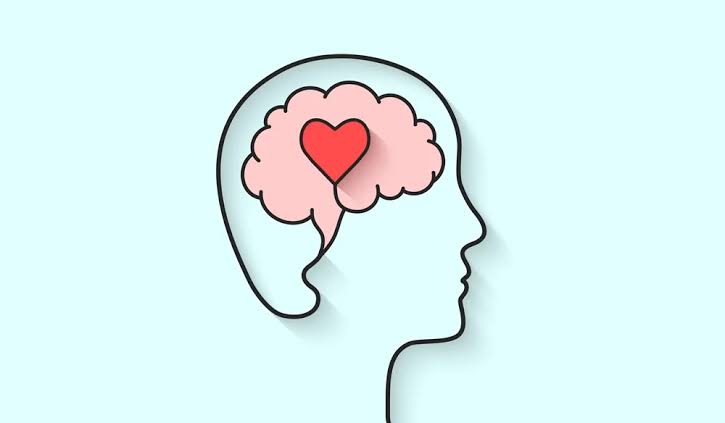 Khurpenchhealth's tweet photo. 🧠 भारत में मानसिक स्वास्थ्य बड़ी समस्या बन चुका है, लेकिन लोग अभी भी इसे गंभीरता से नहीं लेते।

📌 क्यों बढ़ रही है समस्या?
>• नौकरी और पैसों का दबाव।
>• परिवार और रिश्तों में तनाव।
>• सोशल मीडिया पर तुलना।
>• पढ़ाई और करियर का बोझ।
>• बचपन की परेशानियाँ।

📉 स्थिति क्या है?
>• भारत में हर 10 में से 1 व्यक्ति मानसिक परेशानी से जूझ रहा है।
>• हर साल करीब 2 लाख लोग डिप्रेशन से जुड़ी वजहों से जान गंवाते हैं।
>• स्कूल–कॉलज के बच्चे भी Anxiety और Depression का सामना कर रहे हैं।

⚠️ अगर ध्यान न दिया जाए तो क्या होता है?
>• आत्मविश्वास टूटता है।
>• काम या पढ़ाई बिगड़ती है।
• रिश्ते खराब होते हैं।
>• नशे की लत का खतरा बढ़ता है।
>• गंभीर स्थिति में आत्महत्या तक।

✅ क्या करना चाहिए?
>• अपनी बात किसी भरोसेमंद व्यक्ति से शेयर करें।
>• जरूरत हो तो डॉक्टर या काउंसलर से मदद लें।
>• नींद, खाना और रोज़ थोड़ा व्यायाम सही रखें
>• सोशल मीडिया का इस्तेमाल कम करें।
>• बच्चों पर अनावश्यक दबाव न डालें।

याद रखें — मानसिक स्वास्थ्य कोई शर्म की बात नहीं।
समय पर मदद ही सबसे बड़ा समाधान है।