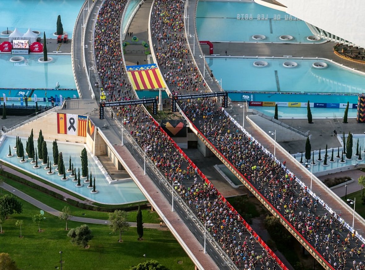 CarrerasMontana's tweet image. LLEGA MARATÓN VALENCIA!
Repasamos última hora del trazado, programa y favoritos, entre sus 36.000 inscritos.
Lee 👉 Carrerasdemontana.com
#maratonvalencia #maraton 
🖊️ Mayayo @moxigeno