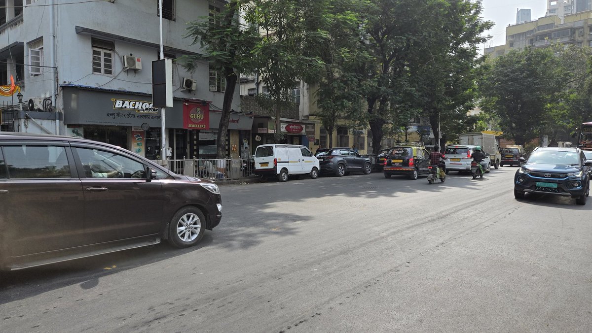 shahsandy's tweet photo. @MTPHereToHelp how would a person see the board facing opposite direction. Got a penalty of 1500 for parking car in a line where cars are already parked and the no parking board is not visible. Please review and help to cancel the challan, thank you. https://t.co/l7S5tUrmhO