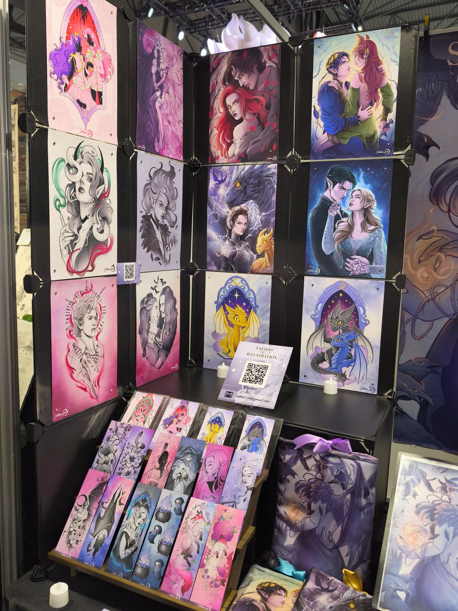 Sednae_'s tweet photo. ✨ 31 Manga Barcelona ✨
Me tendréis desde hasta el 8 en el Manga Barcelona 💜 Zona Artist Alley, stand A2. En el Pabellón 3 ���
¡Espero veros! 🙈
#artist #artistalley #mangabcn #mangabarcelona https://t.co/P3t6WXFNsf