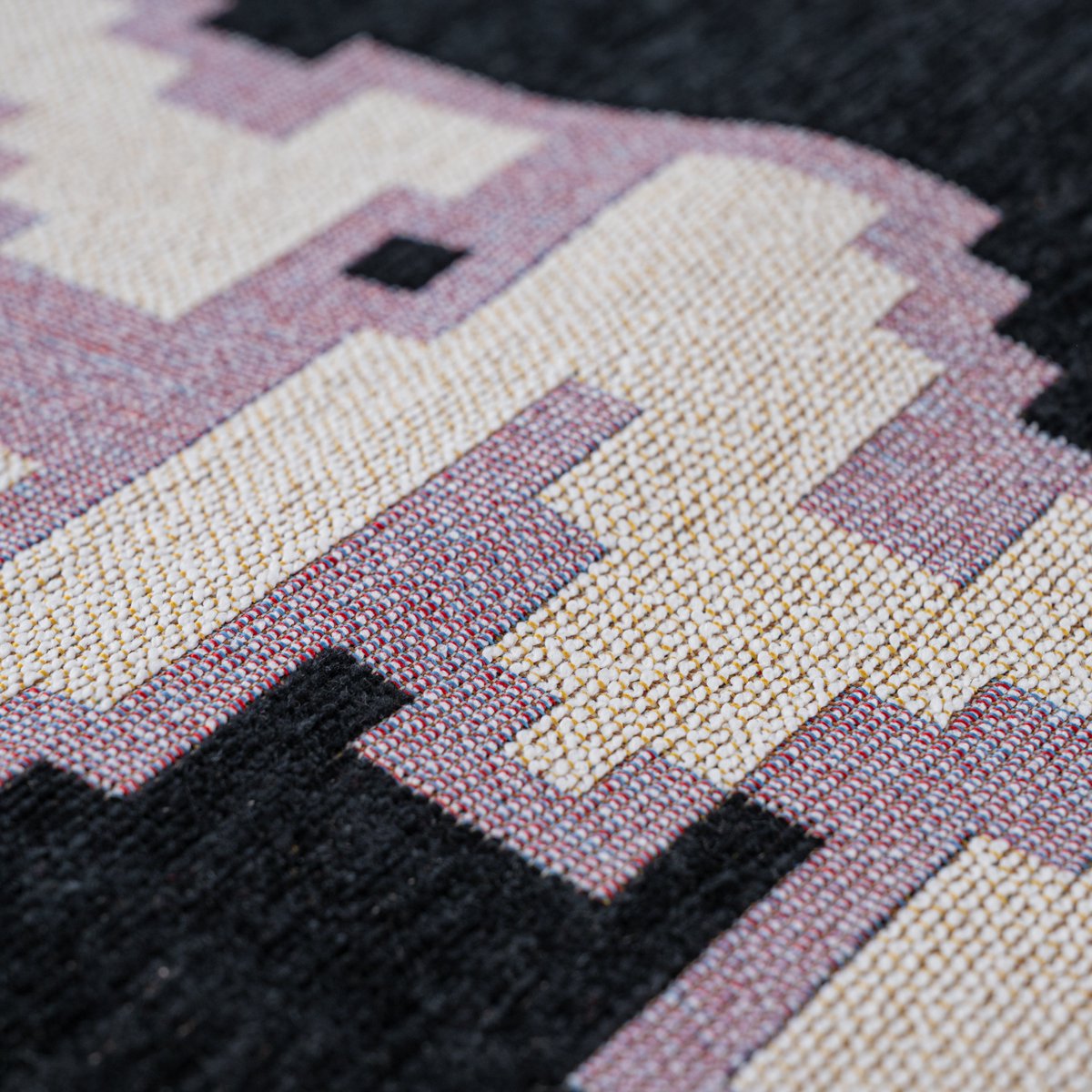 【MOTHERのおくりもの】
これもずっと取り組んでいました。MOTHERのラグマットです。手軽なサイズの「MOTHER2ロゴ」と「SMAAAASH!!」は、織りで模様を作り上げていくジャガード織りという手法でつくりました。もう１種類のラグは明日公開。価格など詳細は12月12日に発表します！