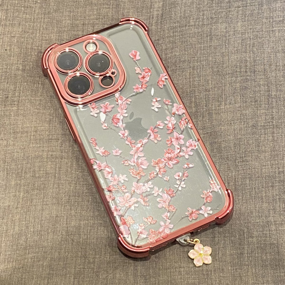 ちなみに新しいケースはこんな感じ
写真だとオレンジっぽく見えるけど実物はピンクやで

端末が黒であんまり映てないから、ダイソーにインナーシートなるものが売られてるらしいのでそれを挟もうと思う次第