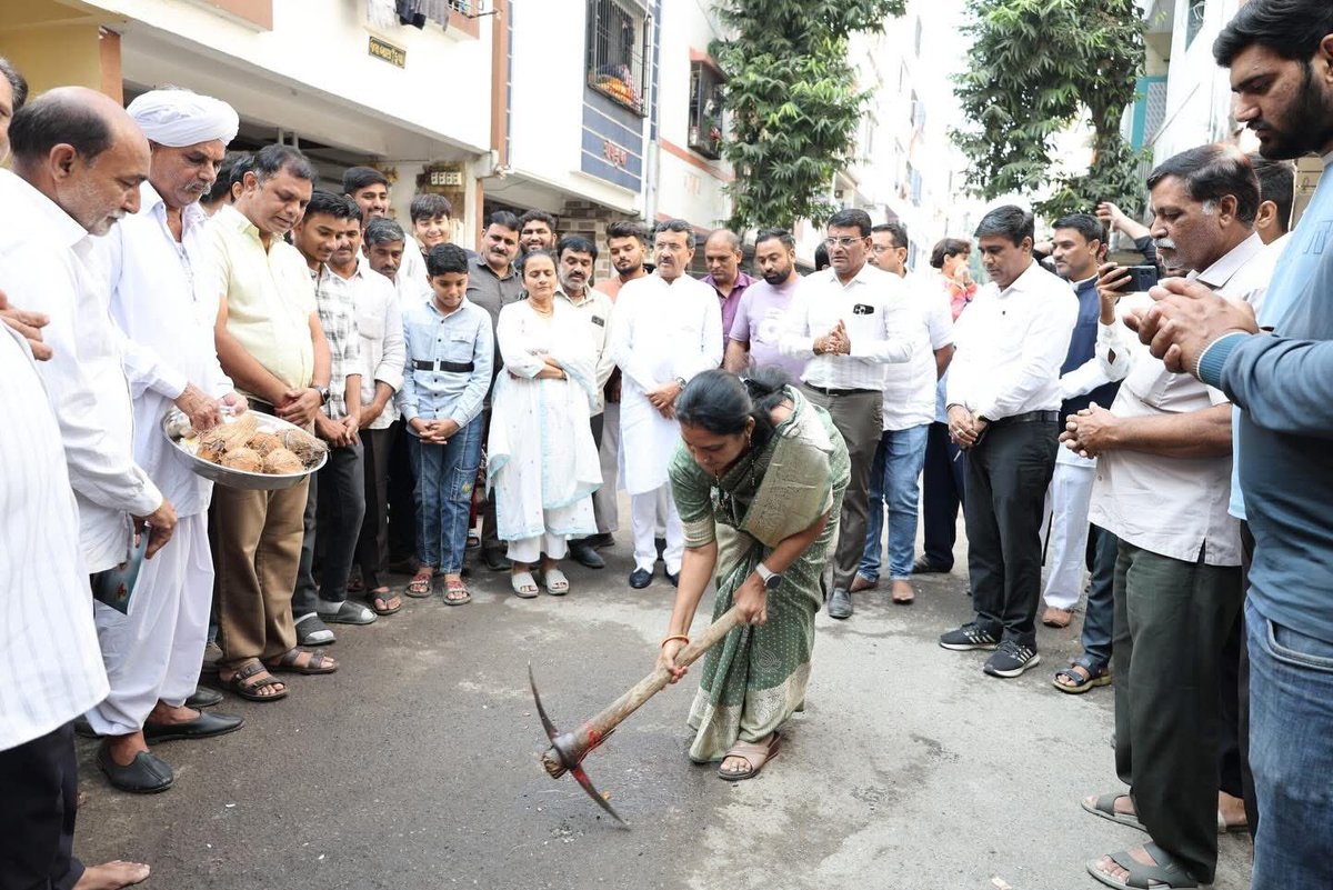 આજ રોજ કતારગામ વિધાનસભા વોર્ડ નંબર-૮ (ડભોલી-સિંગણપોર) વિસ્તારમાં આવતી ગંગોત્રી સોસાયટી માં પાણીની લાઇન, ડ્રેનેજ લાઇન અને RCC રોડનું ખાતમુહૂર્ત પ્રસંગે હાજરી આપી સાથે વોર્ડ કોર્પોરેટરશ્રીઓ ,સોસાયટીના પ્રમુખશ્રી આગેવાન શુભેચ્છકો ઉપસ્થિત રહ્યા હતા.

#mlavinodmoradiya #vinodmoradiya