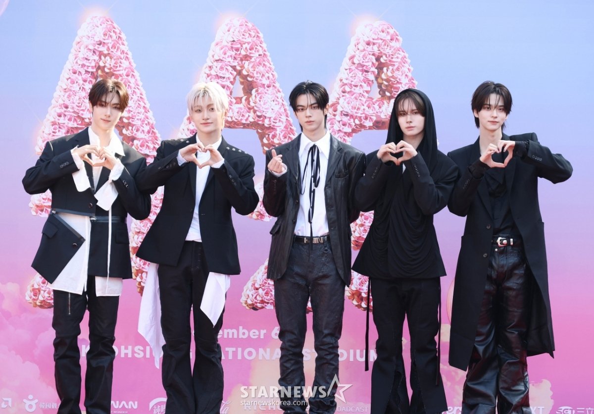 twsfeeds's tweet image. ARE. WE. SEEING. THIS?

best tws red carpet styling