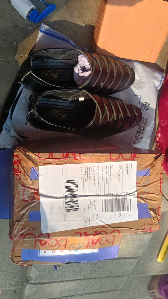 SeriousSatish's tweet photo. and i received a shoes instead of earbud on 2nd December.

I am not getting help regarding this , the boat executive has told to contact @help_delhivery as according to them it's courier partner fault.

Can you help me to get out of it... https://t.co/vSlUDfYt5r