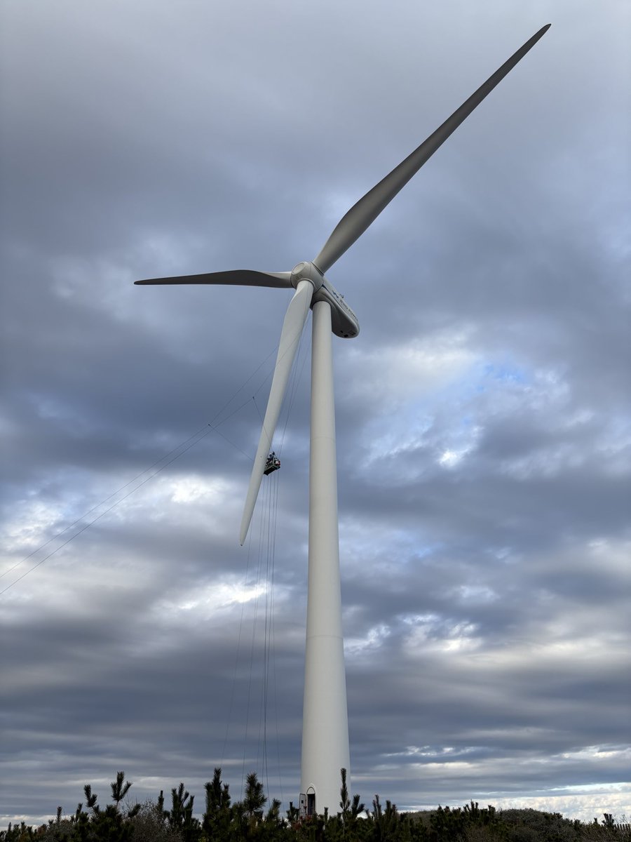narumi5's tweet photo. 神栖市
シーサイドパーク
付近の風力発電で
ブレードのお掃除？
してました
#WIND POWER https://t.co/or2VUN2CmA