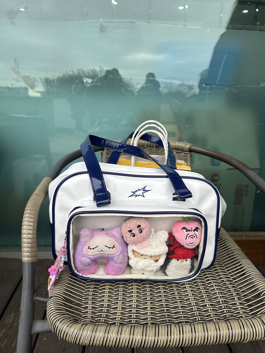 karie_202's tweet photo. I’m in front of the convenience store 😊😊😊 Please look for this bag and get your acrylic standee 🩷

#도경수 #DOHKYUNGSOO #DOit_THEFINAL https://t.co/jQ9bT0cEKO