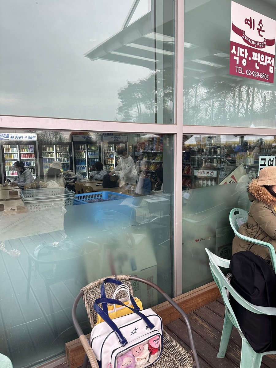 karie_202's tweet photo. I’m in front of the convenience store 😊😊😊 Please look for this bag and get your acrylic standee 🩷

#도경수 #DOHKYUNGSOO #DOit_THEFINAL https://t.co/jQ9bT0cEKO