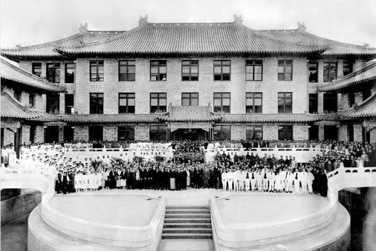 老牌协和医院（中国医学科学院北京协和医院）现在年收入超过百亿元人民币！要知道这家医院当年是美囯人全资兴建的，1914 年，洛克菲勒基金会成立不久便设立 China Medical Board（中华医学委员会），作为在华推进现代医学教学与公共卫生的执行机构；委员会很快把重点放在北京医学院改建上。1915 年 7