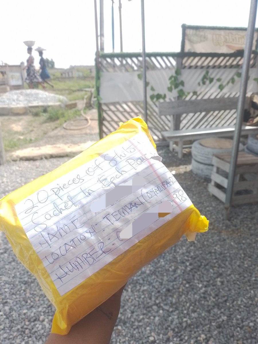 Delivery of 40 pieces of Shito in Sachet to Teiman! Customer received some extra gifts from us to celebrate the end of year festivities! ORDER YOURS NOW SHITOLOGIANS! DONT MISS THIS OFFER 🌶 ♥ Merry Christmas! 🎄 

059 665 3757 #shitologygh