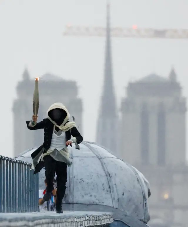 Ne_en_1979's tweet photo. @Context2X Lilou Ruel was one of the Templars, running across the rooftops during the Olympic Games opening ceremony. https://t.co/jiQR5PK30g