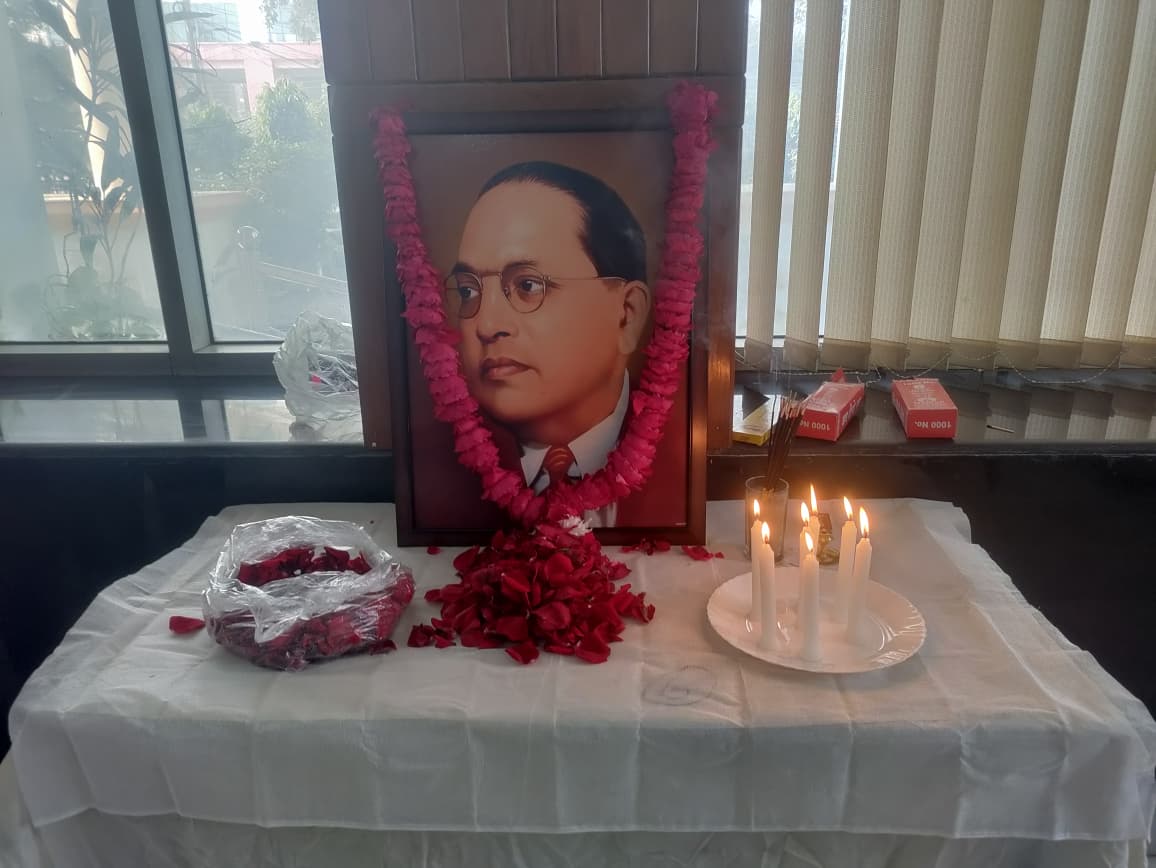 FciLko's tweet photo. भारत रत्न डॉ. भीमराव अंबेडकर के महापरिनिर्वाण दिवस पर भारतीय खाद्य निगम  क्षे० का ० लखनऊ  की ओर से विनम्र श्रद्धांजलि।
उनकी समता, न्याय और संविधान की विरासत अमर है।
#Ambedkar #Babasahab #SocialJustice #ConstitutionOfIndia https://t.co/ba5EbiIKTb