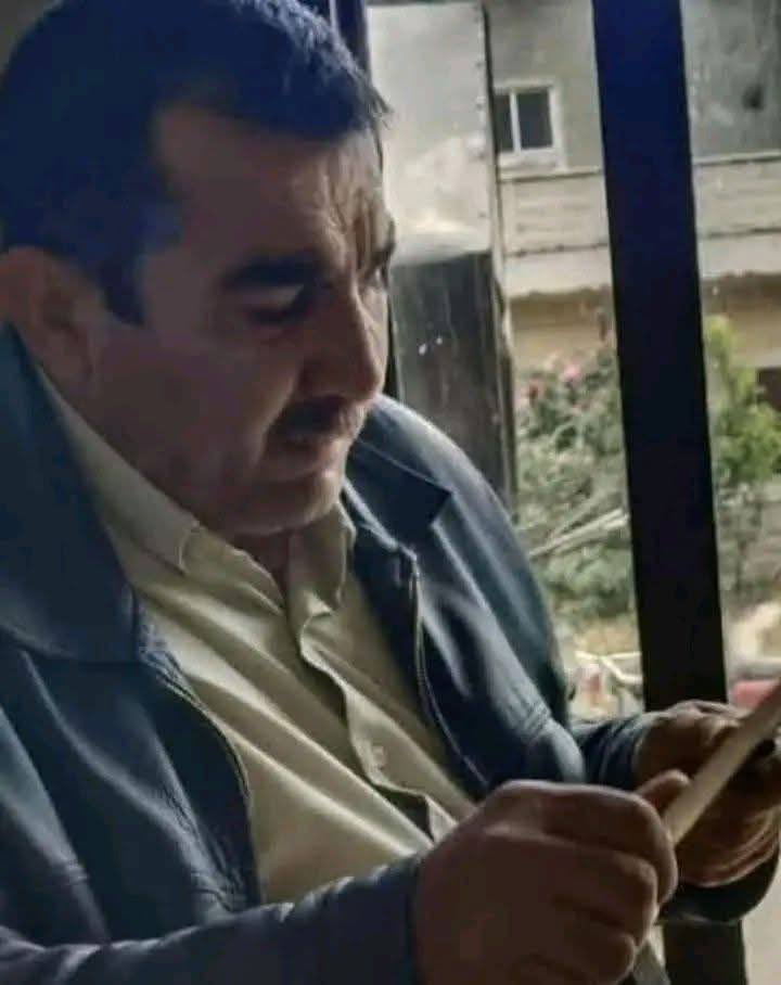 Latakian57's tweet photo. Alevi Şeyh, suçlama olmadan keyfi bir şekilde tutuklandı.
Terörist “kamu güvenliği” militanları, Hama’daki Salhab şehrindeki evinden Alevi Şeyh İsa el-Hayr'ı herhangi bir doğrudan suçlamada bulunmadan tutukladı.
Tutuklanmasının ardından, yalnızca sorguya alındığı söylendi ancak tutuklanma nedenine dair net bir bilgi verilmeden, hızla El-Sukaylabiye bölgesindeki El-Nahl Gözaltı Merkezi'ne nakledildi. Şeyh, üç gündür gözaltında tutuluyor.
