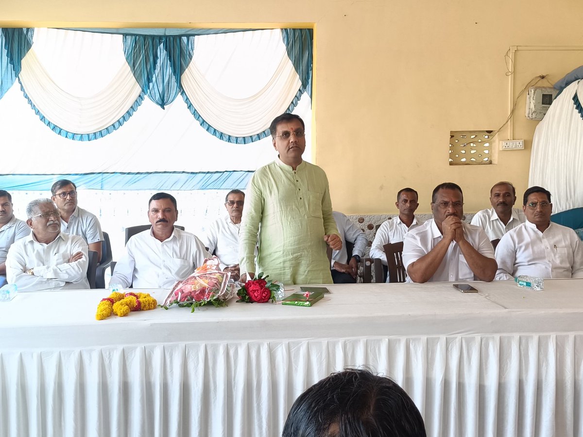 rasikchavada's tweet photo. મંત્રી શ્રી પ્રદ્યુમનભાઈ વાજા @EduMinOfGujarat ના ઊના આગમન સમયે તેની સાથે મુલાકાત અને સ્વાગત ધારાસભ્ય શ્રી કે.સી.રાઠોડ ના કાર્યાલય ખાતે મુલાકાત..
@Bhupendrapbjp @BJP4India @BJP4Gujarat @sanghaviharsh @ratnakar273 https://t.co/vCi41IpkoP