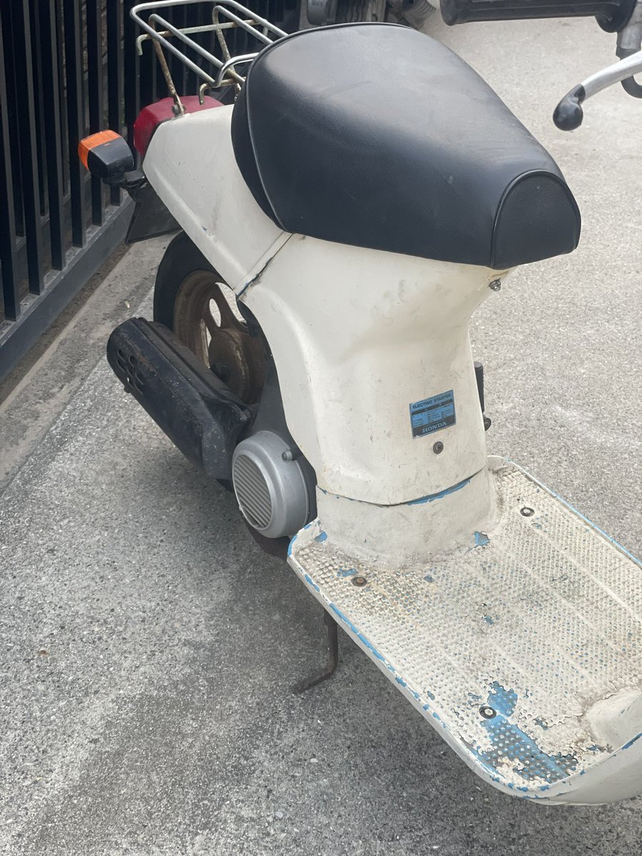 珍しいのにもったいないAB07タクトになります🙇🏻‍♂️
純正色げ水色ですが白に塗られております😫
シート張り替えされてます❗️
ワイヤー類の固着なし❗️
タンク内錆❗️
初爆はOKです‼️
1.5万円になります🙇🏻‍♂️