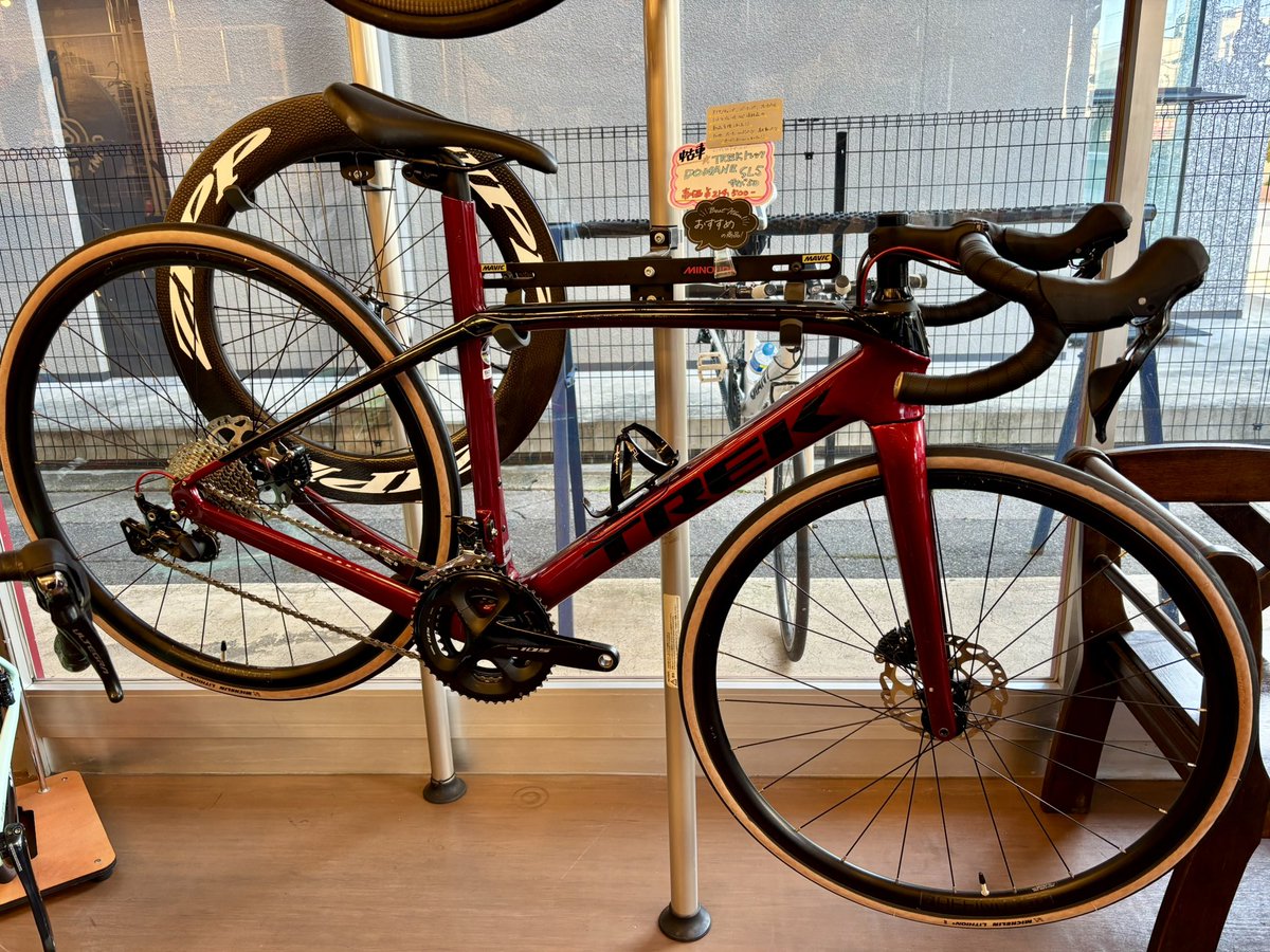 EuroadB's tweet photo. 中古車　TREK DOMANE SL5 サイズ50（身長160〜170cm目安）❗️
振動吸収機構デュアルISO SPEEDを搭載したカーボンエンデュランスロード‼️
シマノR7000 105油圧ディスクブレーキ、カーボンフレームにはダウンチューブ内臓ストレージでサドルバッグ要らず👏
とても綺麗な車体です❗️ https://t.co/g4bVbf8Knd
