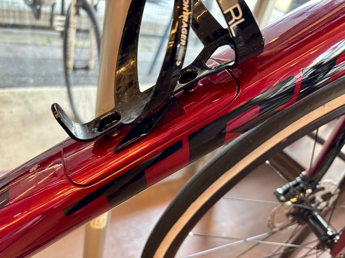 EuroadB's tweet photo. 中古車　TREK DOMANE SL5 サイズ50（身長160〜170cm目安）❗️
振動吸収機構デュアルISO SPEEDを搭載したカーボンエンデュランスロード‼️
シマノR7000 105油圧ディスクブレーキ、カーボンフレームにはダウンチューブ内臓ストレージでサドルバッグ要らず👏
とても綺麗な車体です❗️ https://t.co/g4bVbf8Knd