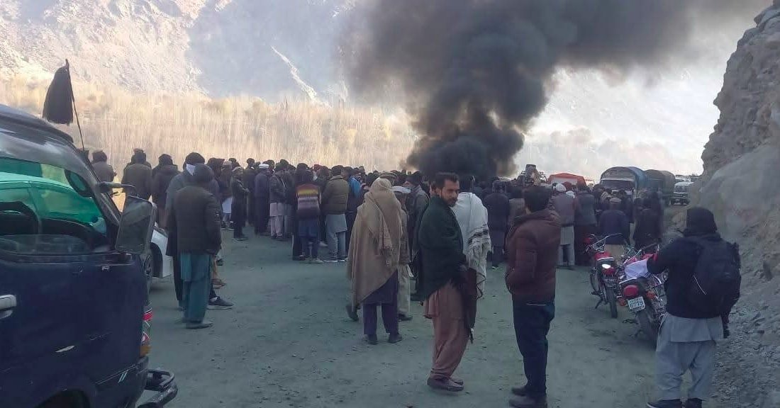 غذر .بارگو کے مقام پر بجلی کی عدم دستیابی سے ناراض لوگوں نے ٹائر جلا کر روڈ بند کر دیا ہے۔

#GilgitBaltistan #Protest 
#RightsMovementGB