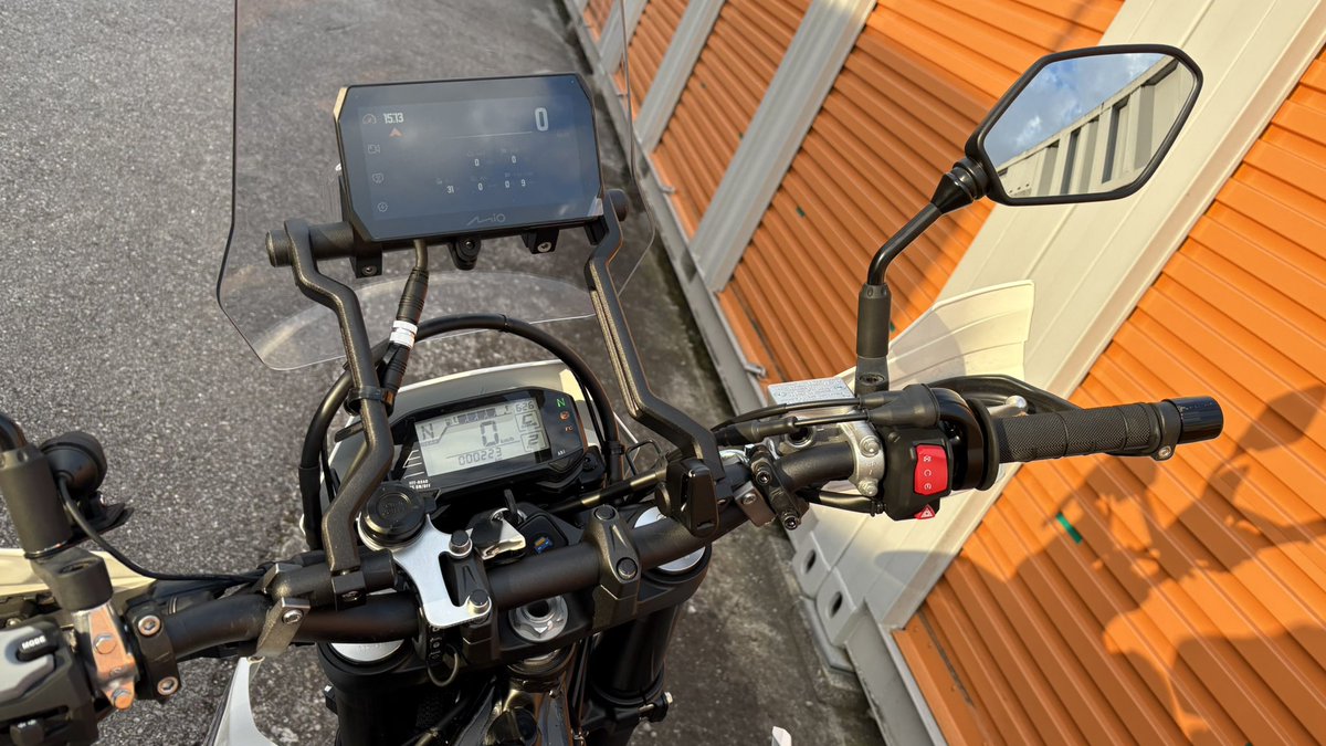 shieldvalkyrie's tweet photo. 頑張ったら色々付くもので
うちのDRZ4SMはドラレコとハンドガードとスクリーンでなんちゃってアドベンチャー仕様になってます
専用品を待てなかったの

#DRZ4SM https://t.co/5r81FcKd4o