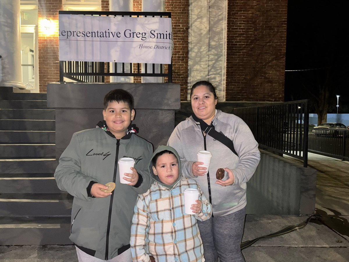 RepGregSmith's tweet image. Christmas magic was in the air tonight in Milton-Freewater!  Team Smith enjoyed working the hot cocoa booth and participating in the light parade.  Merry Christmas to all, and to all a good night!