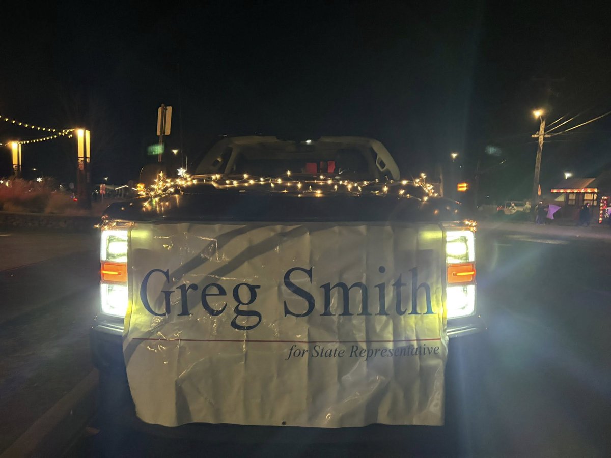 RepGregSmith's tweet image. Christmas magic was in the air tonight in Milton-Freewater!  Team Smith enjoyed working the hot cocoa booth and participating in the light parade.  Merry Christmas to all, and to all a good night!