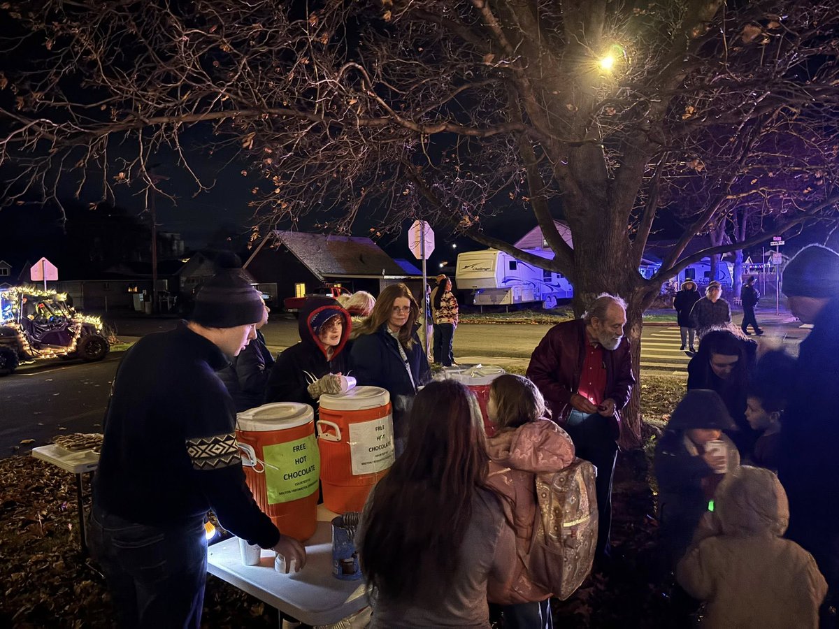 RepGregSmith's tweet image. Christmas magic was in the air tonight in Milton-Freewater!  Team Smith enjoyed working the hot cocoa booth and participating in the light parade.  Merry Christmas to all, and to all a good night!