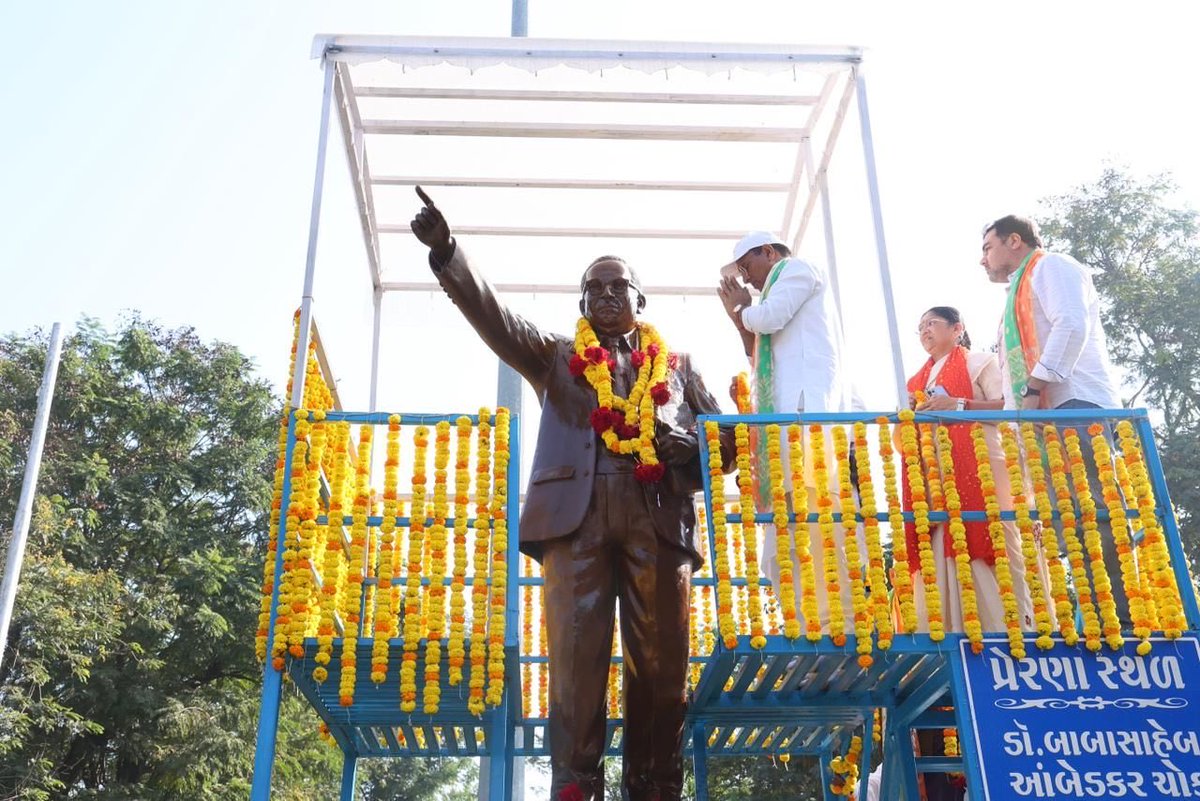 राष्ट्रीय एकता पदयात्रा के दौरान हमारे संविधान के शिल्पकार बाबा साहेब भीमराव अंबेडकर के महापरिनिर्वाण दिवस पर उन्हें श्रद्धा-सुमन अर्पित किए।