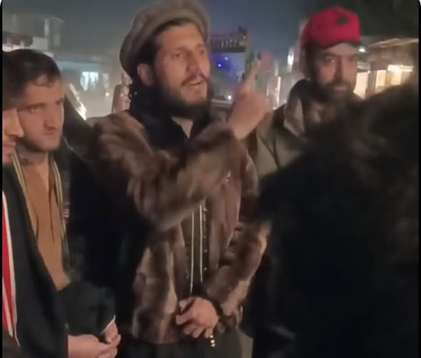 لاہور میں گلگت بلتستان کے چلغوزہ ٹھیکیداروں کے ساتھ کسٹم حکام کی مبینہ زیادتی کے خلاف چلغوزے کے کاروبار سے وابستہ تاجروں نے شاہراہ قراقرم بلاک کر کے رات احتجاج کیا

 #RightsMovementGB