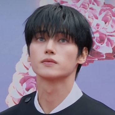 GOD HE IS GORGEOUS.