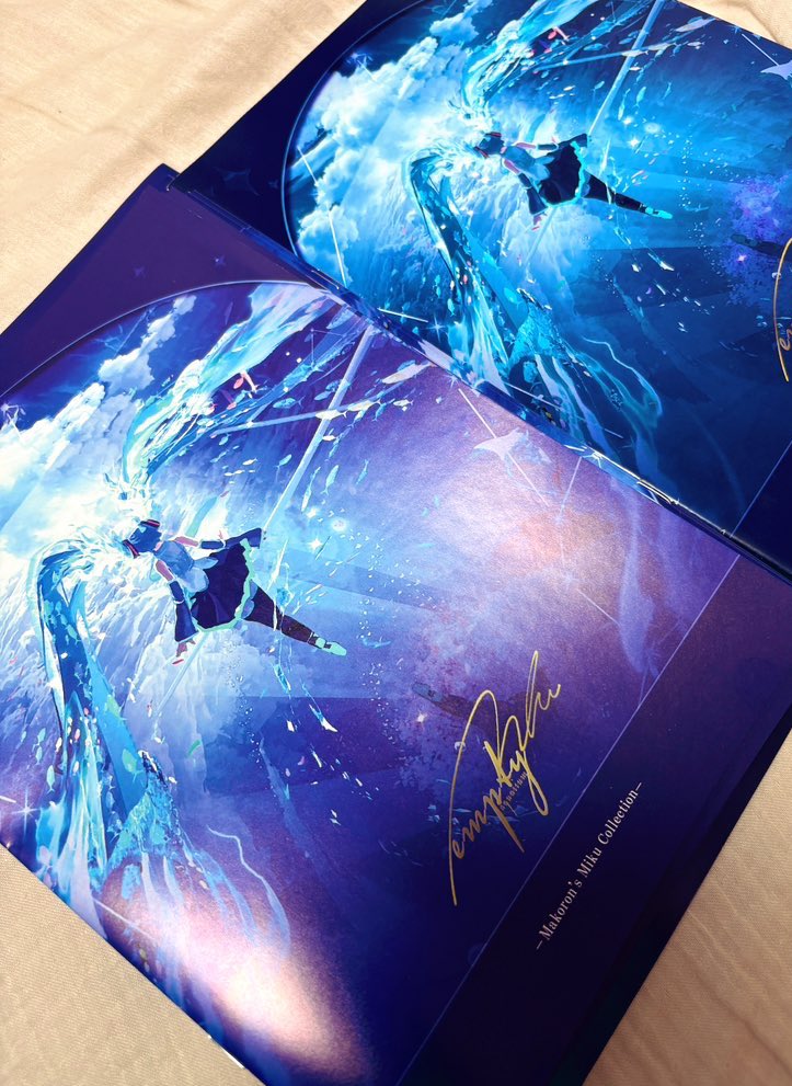 VA2023 冬フェス 空門蒼 複製原画 ミク画集再版した！！ 手前が今回！色が前回より鮮やかに仕上がってて