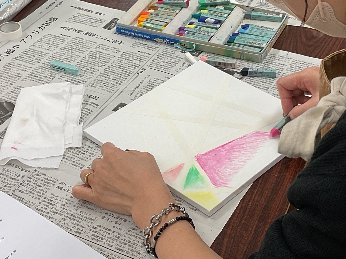 SakuraArtsalonO's tweet image. 先日は、公立中学校PTAの20名の皆様に、クレパス®体験にお越し頂きました！

テーマは「クレパス®の好きな色を使って描く！コンポジション」

発色に優れた専門家用クレパス®スペシャリストを使って体験頂きました。

＃PTA
＃保護者会
＃研修
＃親睦会
＃体験会
＃体験
＃研修
＃企業研修
＃福利厚生