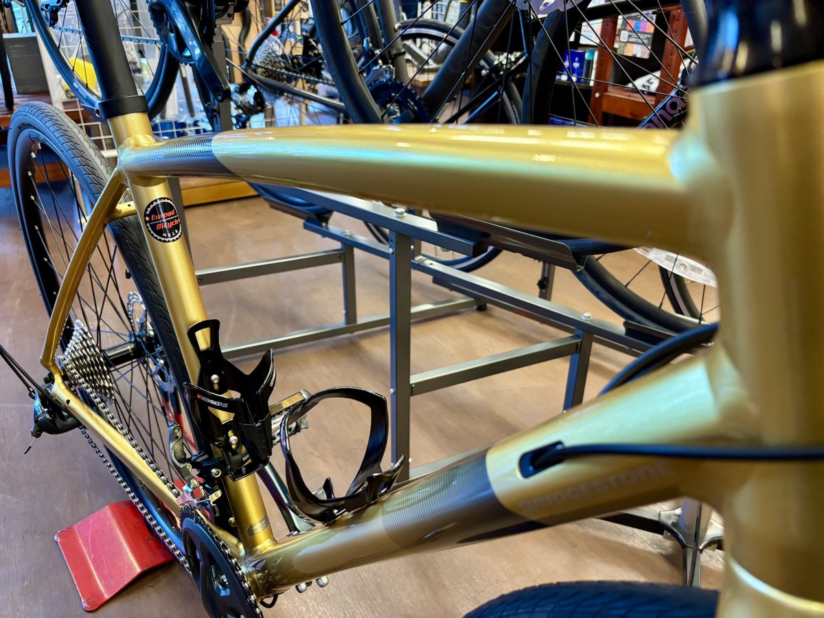 EuroadB's tweet photo. 中古車　BRIDGESTONE ANCHOR RL6D サイズ480（身長162〜176cm目安）❗️
ほとんど乗られていないほぼ新車コンディション‼️
カラーオーダーが可能だった頃のオーダーカラーのゴールドがとても目立ちます✨
アルミフレームにディスクブレーキのロングライドモデルで、長く付き合える1台です❗️ https://t.co/2EkRe0jYwa