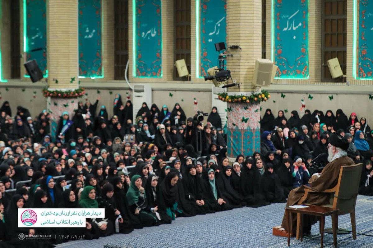 بانوی باحجاب و مقیّد به پوشش اسلامی میتواند در همه‌ی عرصه‌ها پیشرفته‌تر از دیگران حرکت بکند. میتواند نقش‌آفرین باشد، هم در جامعه، هم در خانه.❤️🌱
#زن_ایرانی
#مظهر_مهربانی