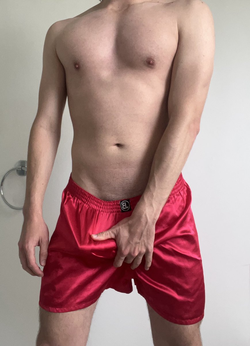 lockedandkinky's tweet photo. red and ready https://t.co/GV833zsNuO