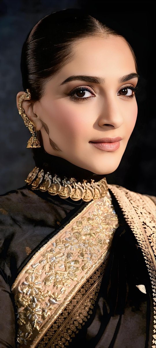 WallpaperIndian's tweet image. Black outfit, golden touch, stunning look 🥰
👑 Sonam Kapoor 🖤

#Sonam #SonamKapoor
