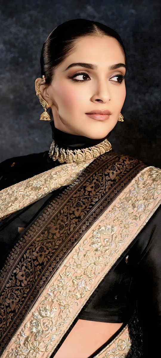 WallpaperIndian's tweet image. Black outfit, golden touch, stunning look 🥰
👑 Sonam Kapoor 🖤

#Sonam #SonamKapoor