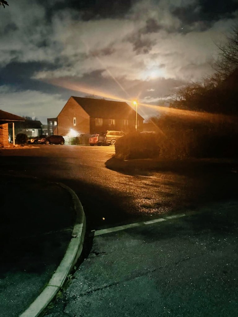 آپ کی یاد آتی رہی رات بھر
چشم نم مسکراتی رہی رات بھر

رات بھر درد کی شمع جلتی رہی
غم کی لو تھرتھراتی رہی رات بھر
یاد کے چاند دل میں اترتے رہے
چاندنی جگمگاتی رہی رات بھر

کوئی دیوانہ گلیوں میں پھرتا رہا
کوئی آواز آتی رہی رات بھر
#شہر_وفا🌷