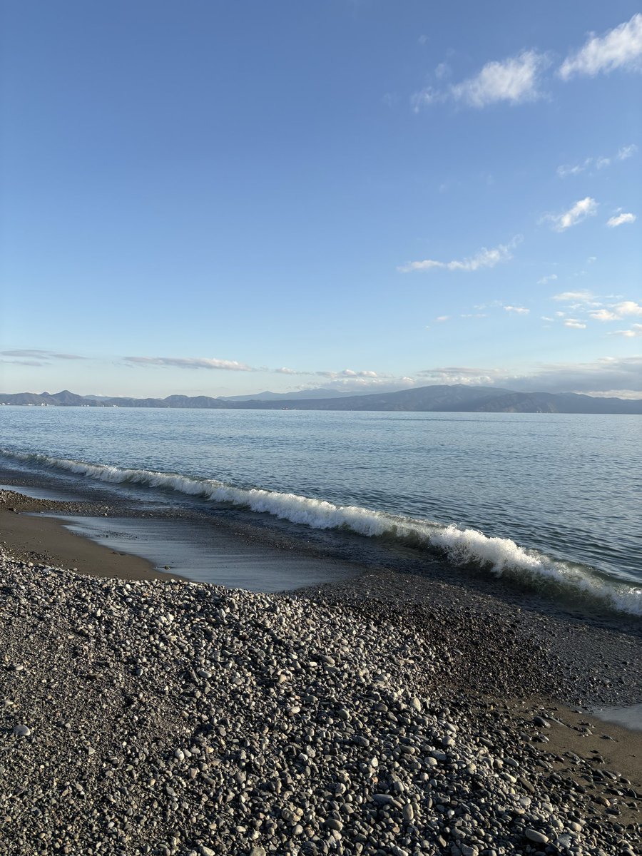 52Yoichi's tweet photo. 久しぶりにウォーキングした🚶🏼

千本浜で砂浜歩いて登山のトレーニング🏋️(なっているのかな？笑

お金かからないし！今月まだ小遣い？食費貰ってない⤵️貰えないかも…どうしよう

海風当たりながら好きな音楽聴いて、波音聴いて、なんとか生きて行こう！

もう直ぐご飯食べられなくなる。水で行く？ https://t.co/tkSkGDf8iI