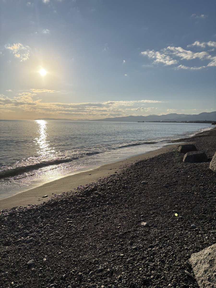 52Yoichi's tweet photo. 久しぶりにウォーキングした🚶🏼

千本浜で砂浜歩いて登山のトレーニング🏋️(なっているのかな？笑

お金かからないし！今月まだ小遣い？食費貰ってない⤵️貰えないかも…どうしよう

海風当たりながら好きな音楽聴いて、波音聴いて、なんとか生きて行こう！

もう直ぐご飯食べられなくなる。水で行く？ https://t.co/tkSkGDf8iI