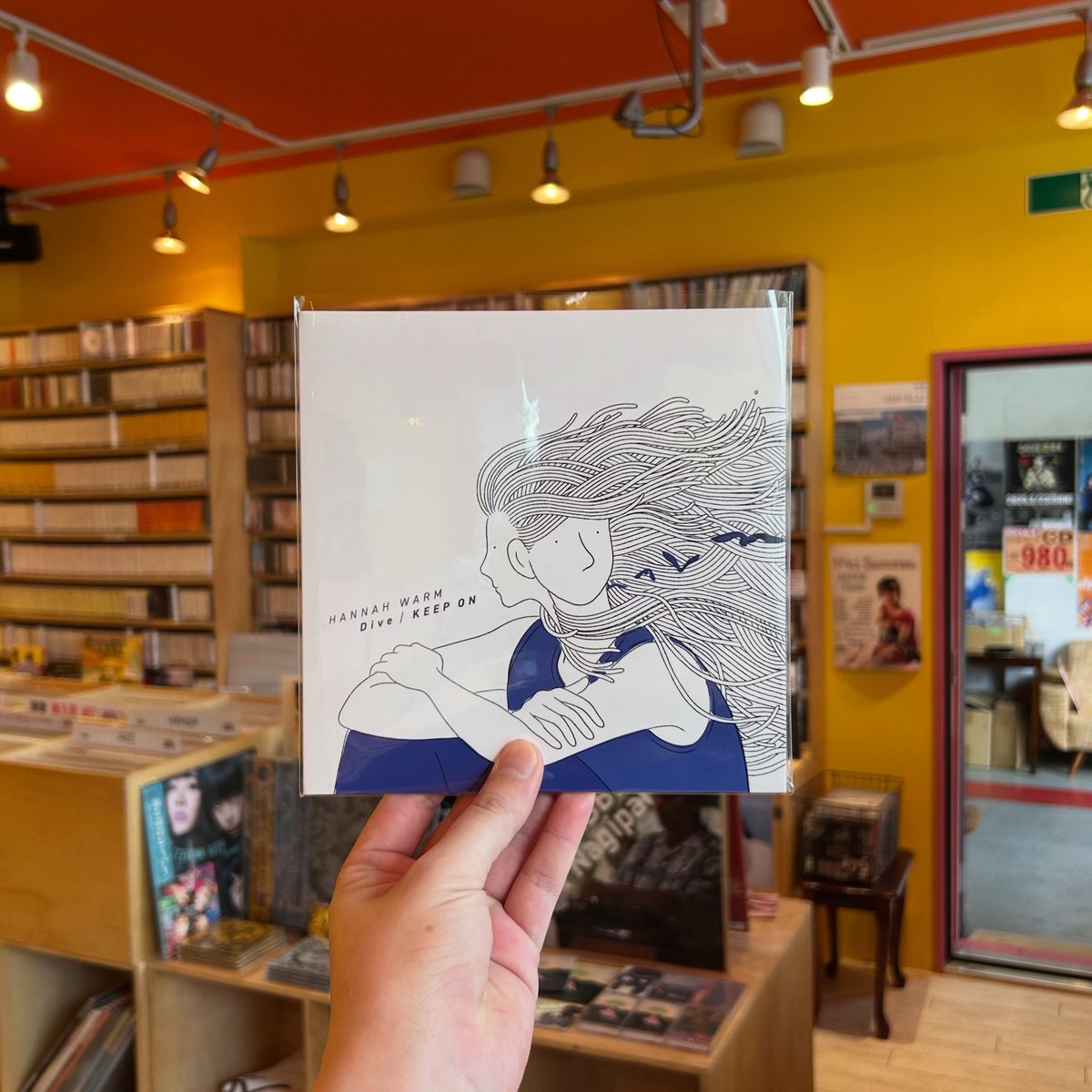 🏮レコードの日🏮

Hannah Warm
『Dive / KEEP ON』

トレイシー·ソーンやシャーデーを彷彿とさせる涼しげで包容感のある歌声が魅力のシンガーソングライターHannah Warm（ハナ・ウォーム）。フルアルバム『VIA』に収録されている大人気曲「Dive」と「KEEP ON」がレコードの日2025で待望の7inch化！