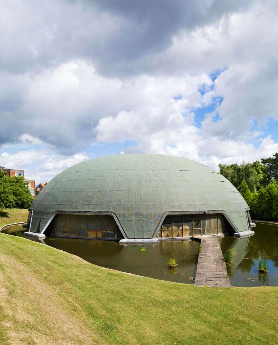 HistoricEngland's tweet photo. An interesting space for a PE lesson. 🎾

Built in 1977, this domed sports hall sits within the grounds of Malvern St James School, Worcestershire.

The building was created using an odd method: a large rubber membrane was inflated, and concrete was poured over to form the dome. https://t.co/tmPqhRqTBu