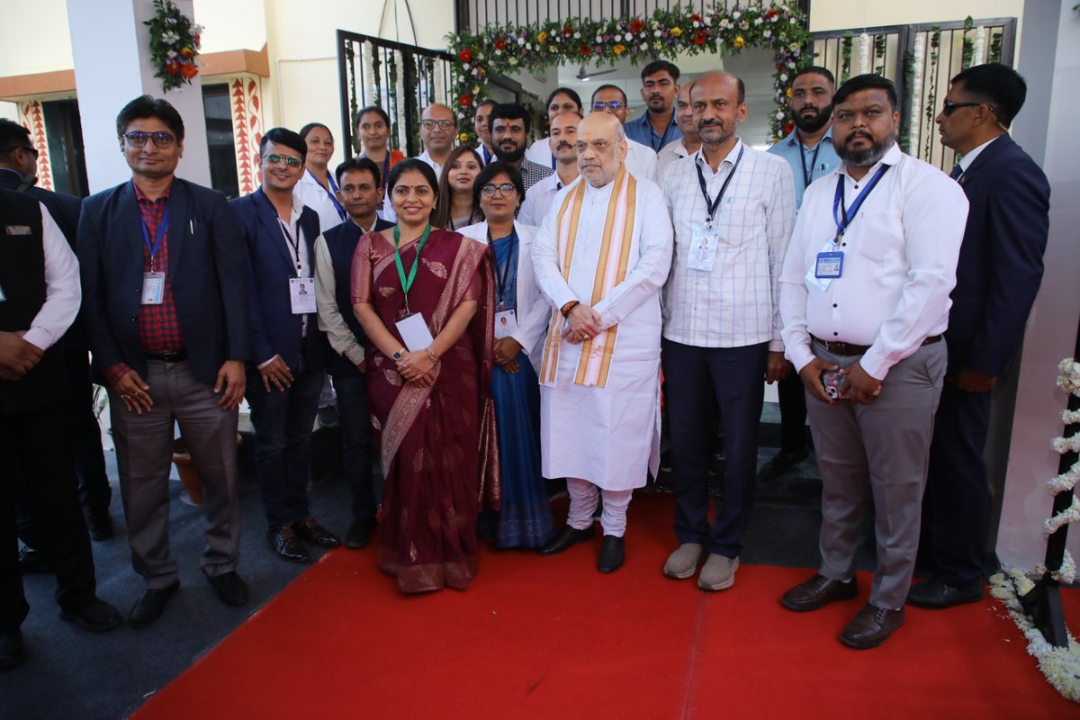 કેન્દ્રીય ગૃહ અને સહકાર મંત્રી શ્રી અમિતભાઈ શાહના વરદ્હસ્તે વિકાસની ભેટ પામતું ગાંધીનગર

કેન્દ્રીય ગૃહ અને સહકાર મંત્રી તેમજ ગાંધીનગર લોકસભાના સાંસદ શ્રી અમિતભાઈ શાહના હસ્તે ગાંધીનગર જિલ્લાના આદરજ મોટી ગામે વિવિધ વિકાસ પ્રકલ્પોના લોકાર્પણ કરવામાં આવ્યાં હતા. જેમાં આદરજ મોટી,