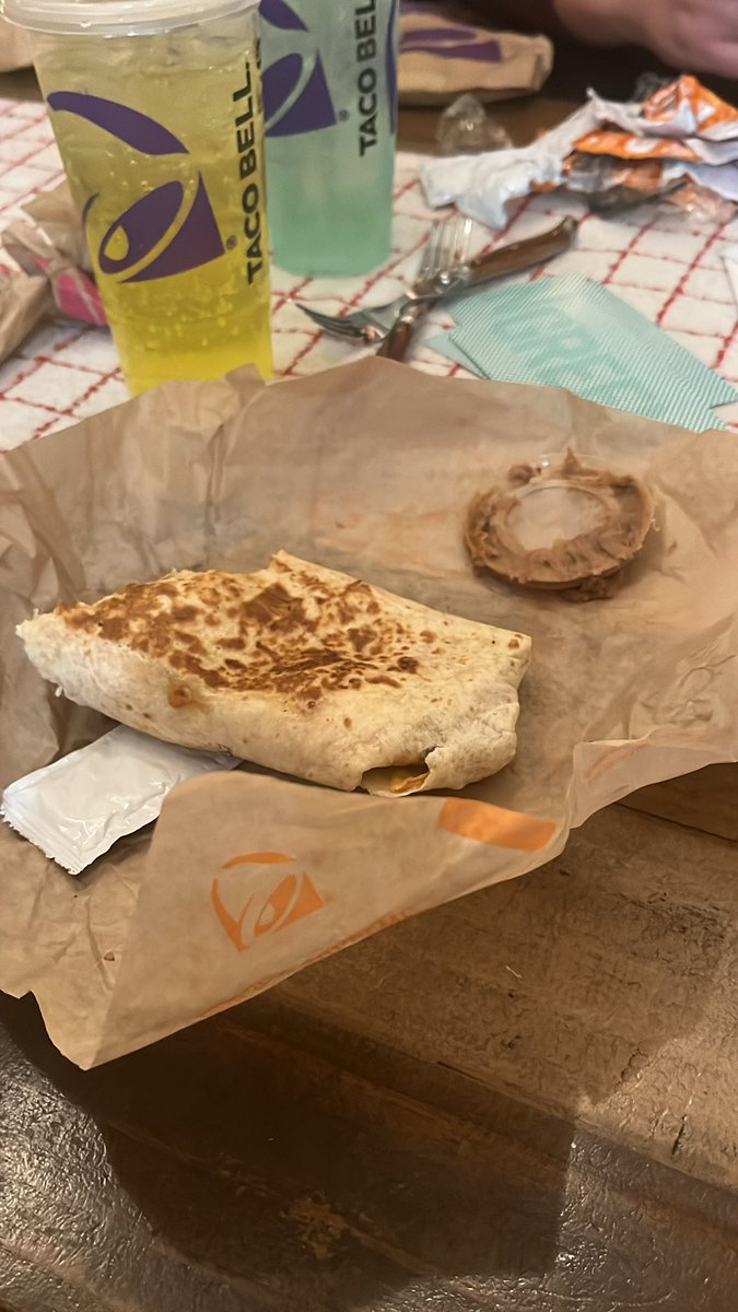 MabaconA's tweet photo. @tacobell found this plastic lid in my meal tonight . #6layerburrito #settlement https://t.co/WhEq5pB8uU
