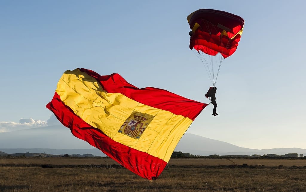 "Las Fuerzas Armadas, constituidas por el Ejército de Tierra, la Armada y el Ejército del Aire, tienen como misión garantizar la soberanía e independencia de España, defender su integridad territorial y el ordenamiento constitucional". 

¡Feliz Día de la Constitución! 🇪🇸