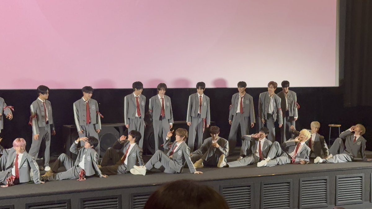 yooelefei's tweet photo. The keyword was "sexy" so they collectively pulled a He Zhongxing on the floor😭 https://t.co/aY6IxizyII